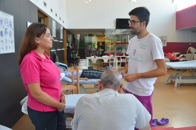 Técnico y fisioterapeuta con paciente