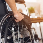 Persona en silla de ruedas desplazándose por su casa