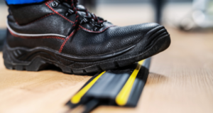 Protector de cables en el suelo para evitar tropezones